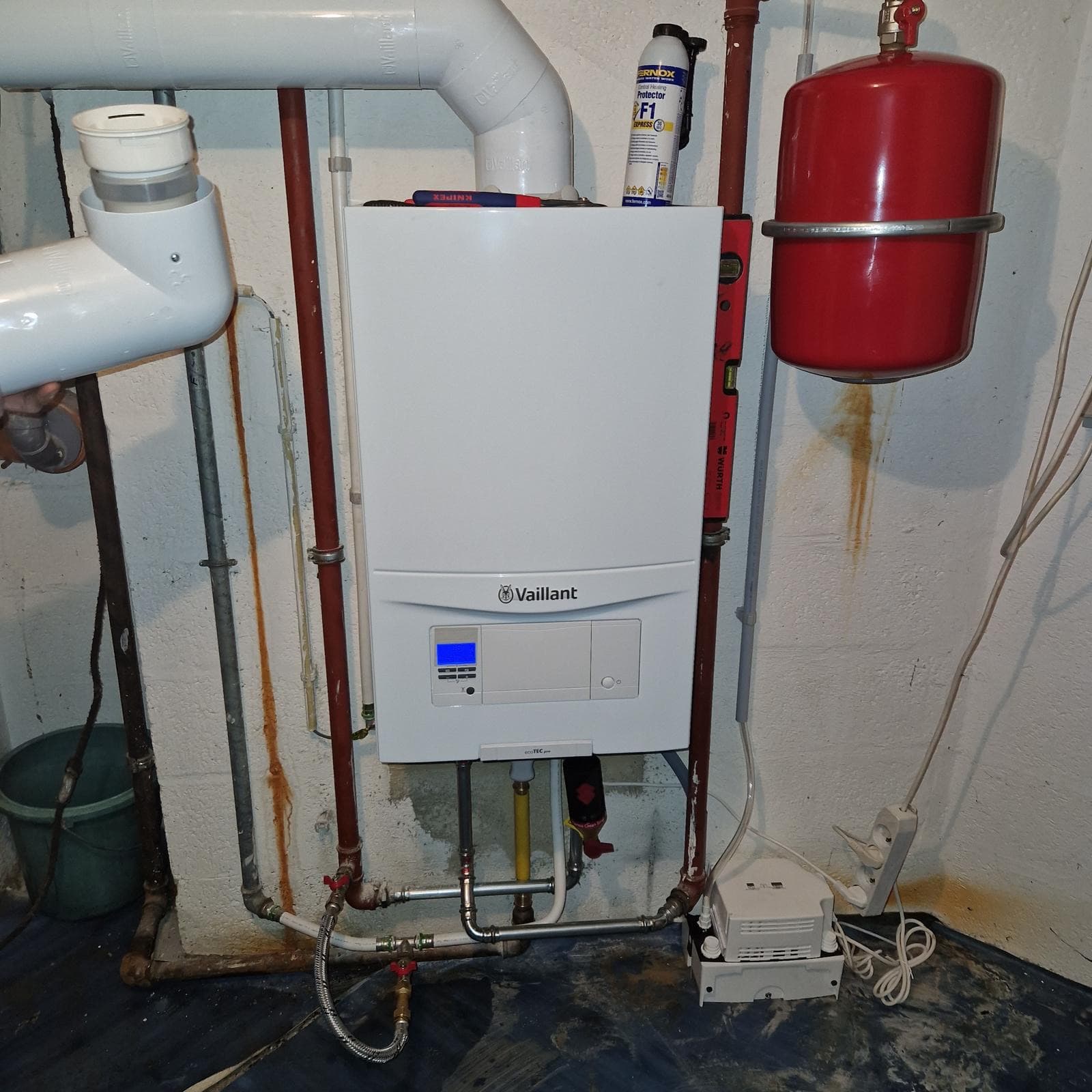 Chaudière murale Vaillant, vase d'expansion rouge et conduits de fumée